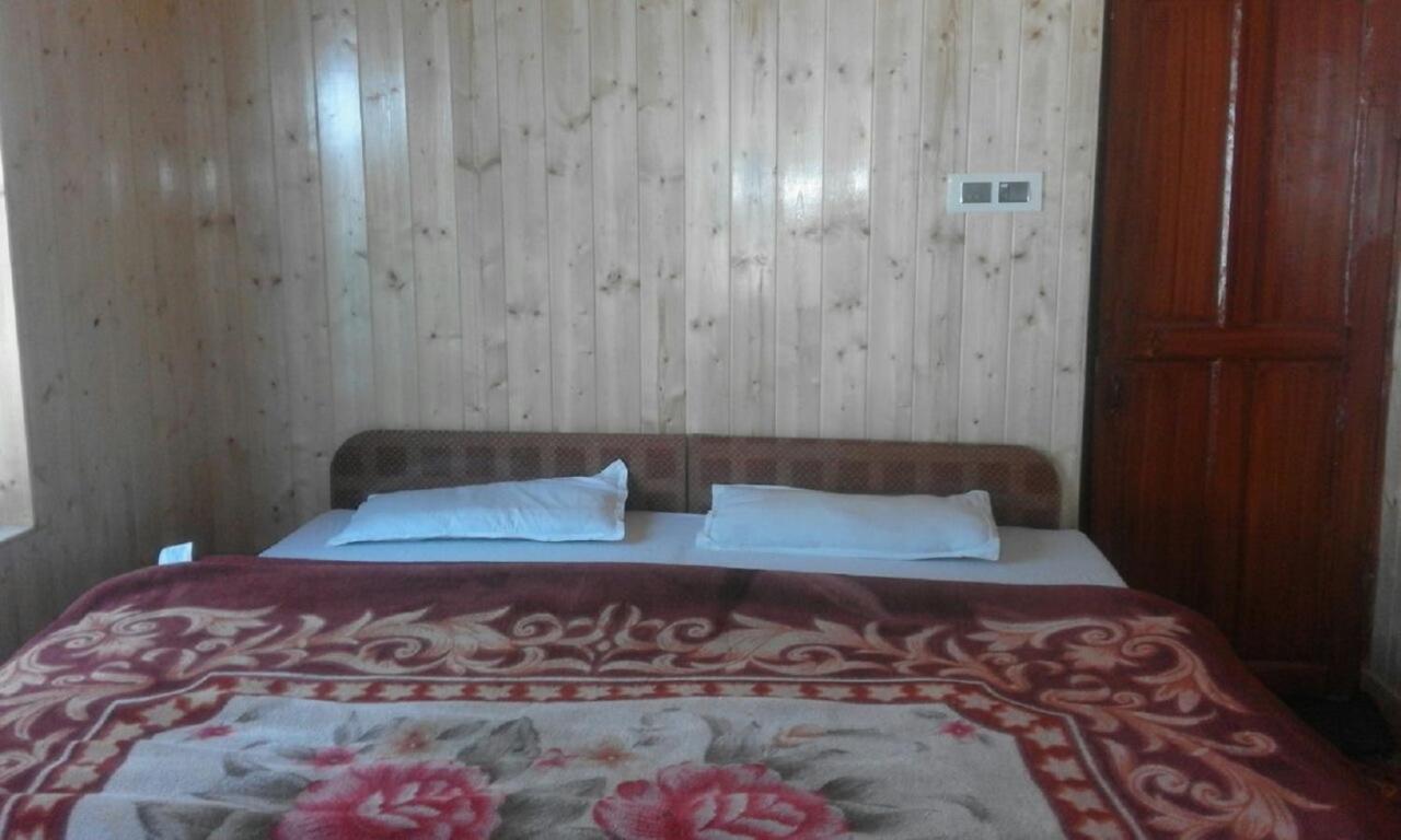 Hayat Hotel Pahalgām Esterno foto